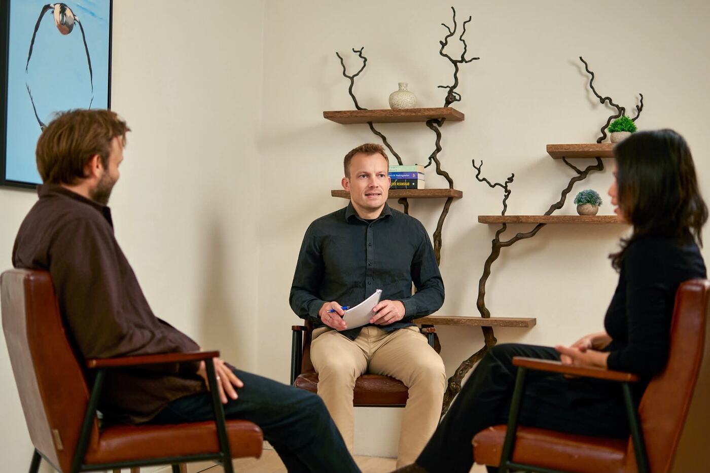Thomas Jørgensen med et par i to læderstole i parterapirummet