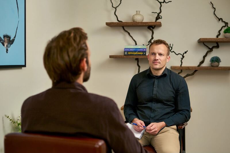 Thomas Jørgensen i samtale med en klient i terapirummet