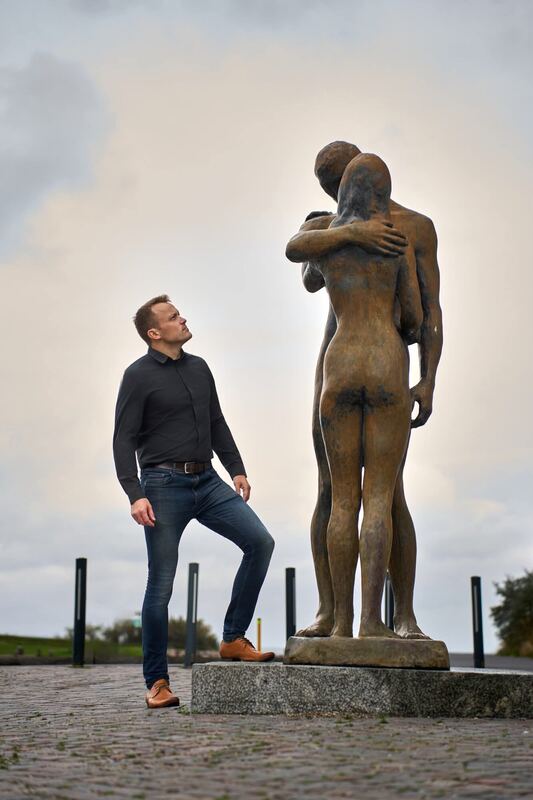 Thomas Jørgensen ved en skulptur af et par, der omfavner hinanden